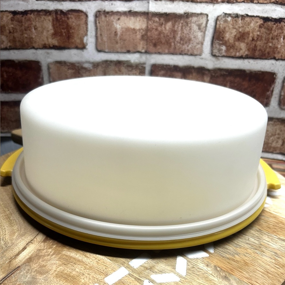 Vintage Tupperware Pie Taker  Harvest Yellow Gold